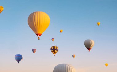sıcak hava balonları mavi gökyüzünde