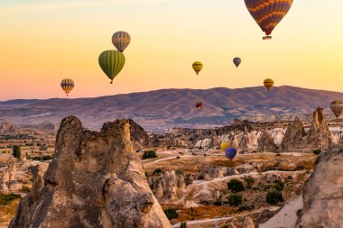 Günbatımında sıcak hava balonları