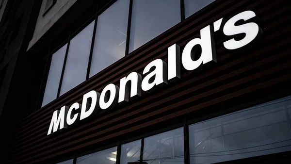 Letrero del restaurante McDonalds — Foto de Stock
