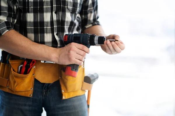 Trabajador que trabaja con destornillador eléctrico — Foto de Stock