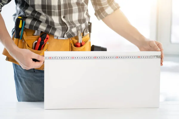 Tablero de muebles de medición de trabajador con cinta —  Fotos de Stock