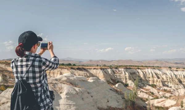 Tourist photographing canyon in Cappadocia, Turkey — Stock Photo, Image