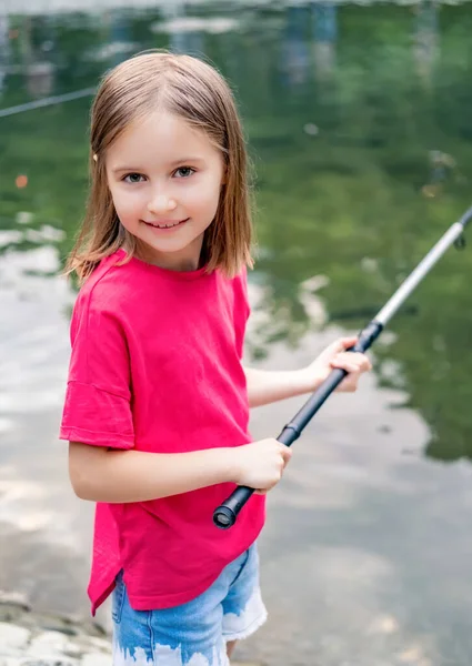 Meisje met staaf bij rivier — Stockfoto