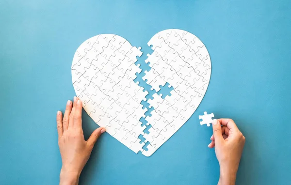 White puzzle in heart shape — Stock Photo, Image