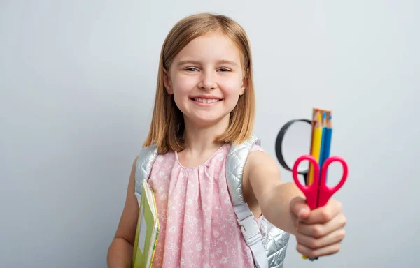 Skolflicka med brevpapper leveranser — Stockfoto