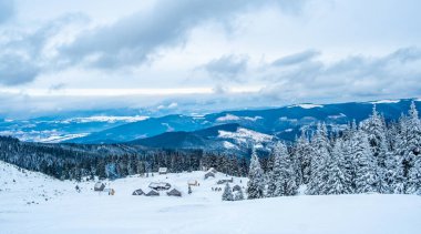 Dağ tepesindeki sessiz turistik köy