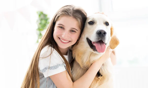 Hübsches Teenager-Mädchen umarmt schönen Hund — Stockfoto