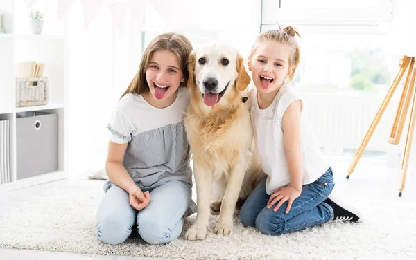 Sorrindo irmãs com cão bonito — Fotografia de Stock