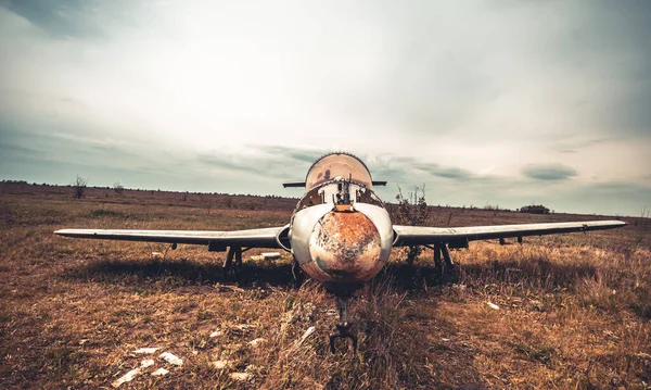 Abandoned airplane on the airfield — Stock Photo, Image