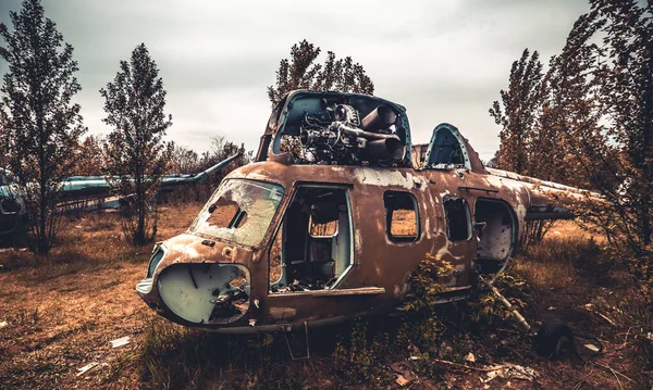 Abandoned helicopter at the airfield — Stock Photo, Image