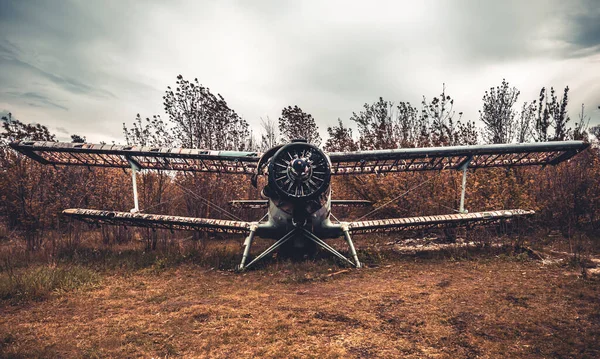 Avion abandonné sur l'aérodrome — Photo