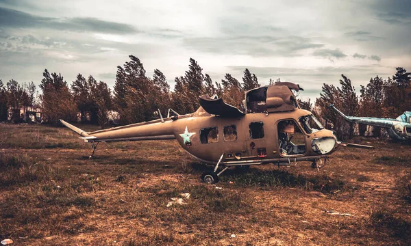 飛行場の放棄されたヘリコプター — ストック写真