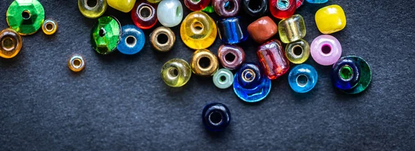 Vista superior de contas de vidro coloridas — Fotografia de Stock