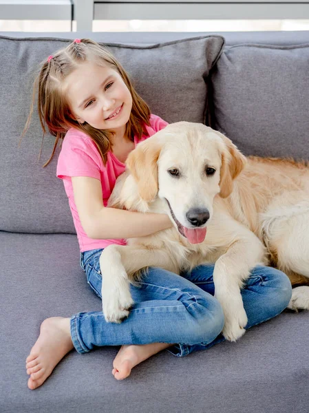 Linda chica abrazo juguetón perro — Foto de Stock