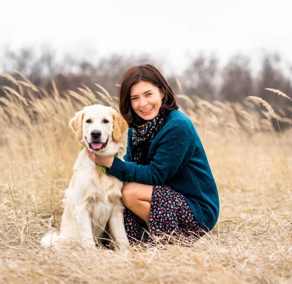 Fröhliche Frau mit hingebungsvollem Hund — Stockfoto