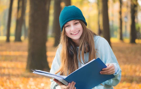 Ragazza studiando nel parco autunnale — Foto Stock