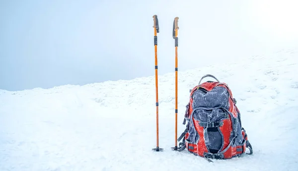 Trekking botok és hátizsák a hóban — Stock Fotó