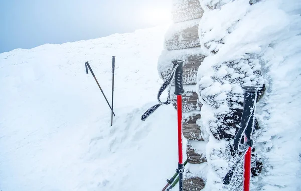 Trekking botokat álló hó közelében menedéket — Stock Fotó