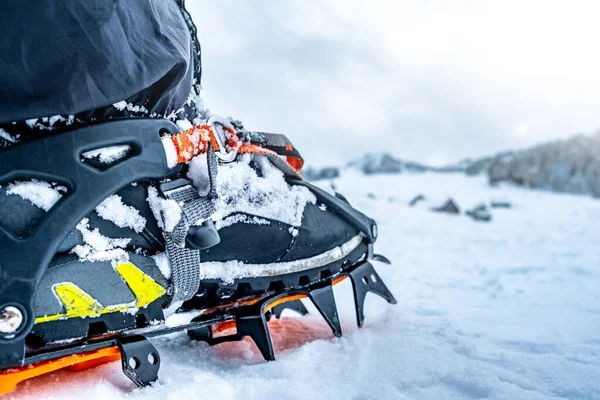 Πόδι με crampon στέκεται στο χιόνι — Φωτογραφία Αρχείου