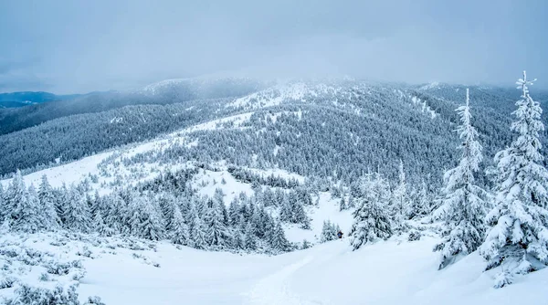 Village touristique calme sur la colline de montagne — Photo