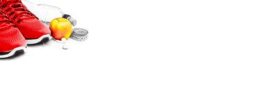 Beyaz arkaplanda izole edilmiş ayakkabıları olan spor kompozisyonu