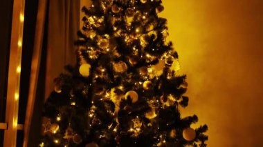 Parlayan sarı çelenkli Noel ağacı