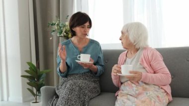 Büyükanne ve torunu çay içmek