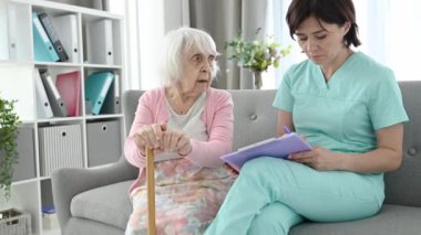 Kadın kıdemli ve hemşire