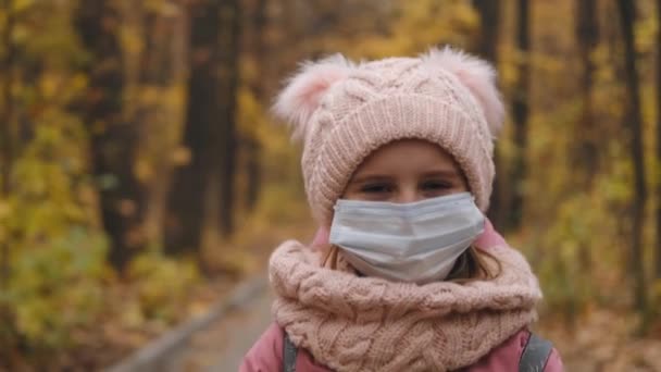 Portret van jong meisje met beschermend masker — Stockvideo