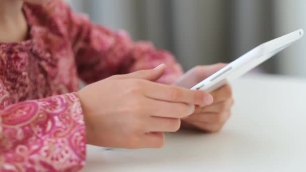 Klein meisje spelen op digitale Tablet PC — Stockvideo