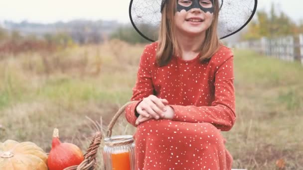 Klein meisje in kostuum voor Halloween — Stockvideo