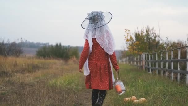 Rear view of girl dressed for halloween — Stock videók