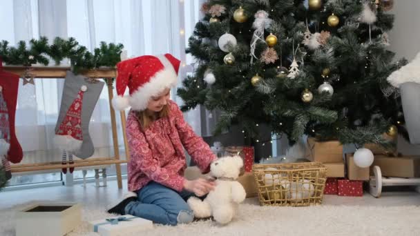 Little girl with bear recieved at christmas — Stockvideo