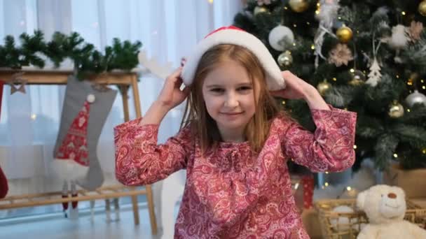 Portrait de petite fille en chapeau de Père Noël — Video