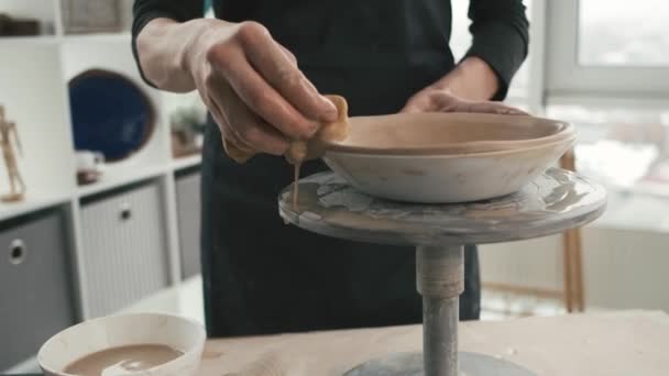 Woman using pottery wheel at workshop — Vídeos de Stock