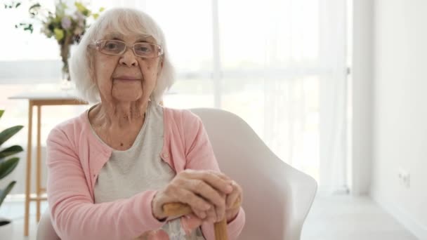 年配の女性屋内 — ストック動画