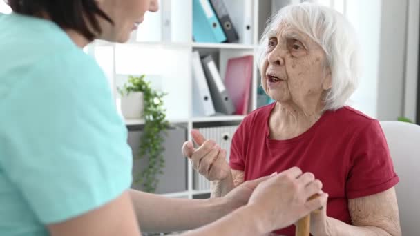 年配の女性や看護師 — ストック動画
