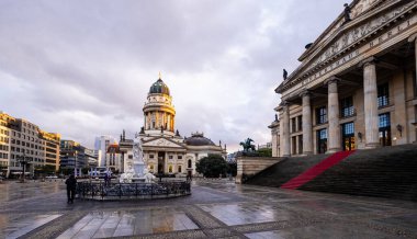 Konser Salonunun önündeki kare