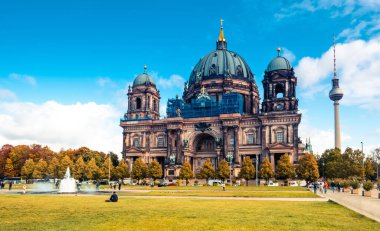 Mavi gökyüzünün altındaki görkemli Berlin Katedrali