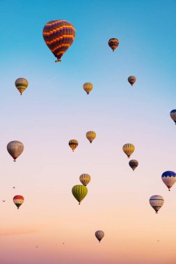 Günbatımında sıcak hava balonları