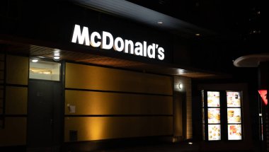 McDonalds restoranının panosu.