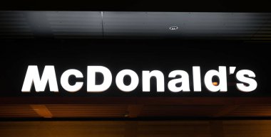 McDonalds restoranının panosu.