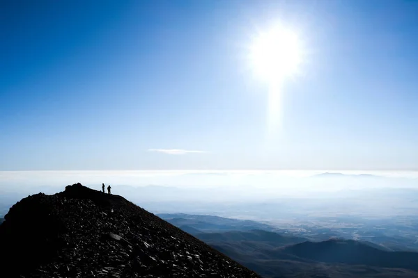 Silhouette von Wanderern auf Berggipfel — Stockfoto