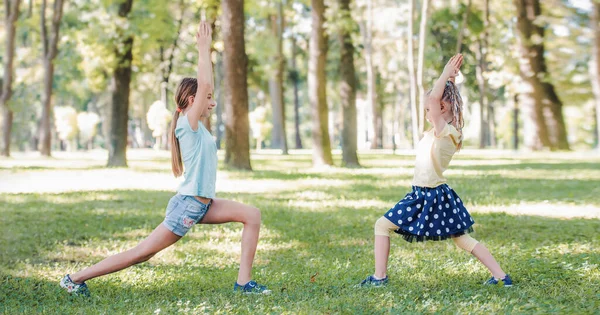 Chicas haciendo entrenamiento fuera —  Fotos de Stock