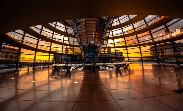 Binnen Reichstag koepel — Stockfoto