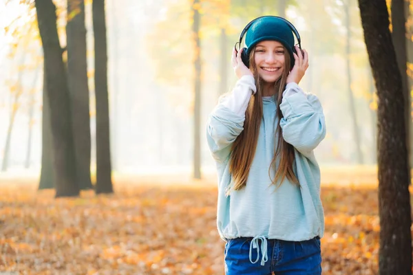 Smiling girl in headphones — Stock Photo, Image