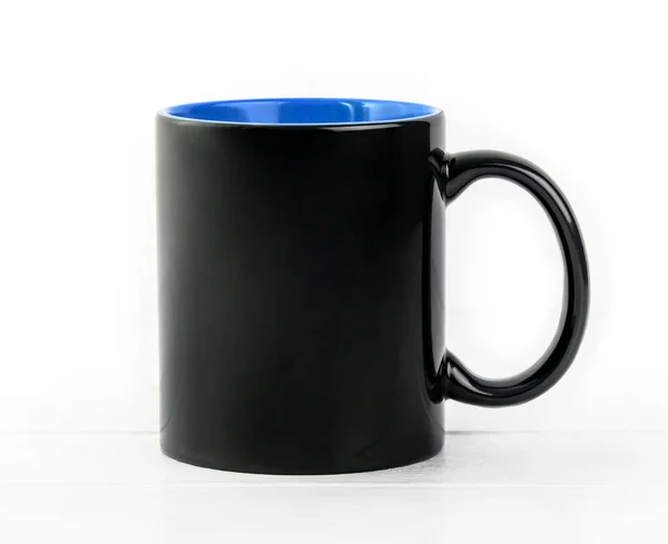 Taza negra en blanco con rojo — Foto de Stock