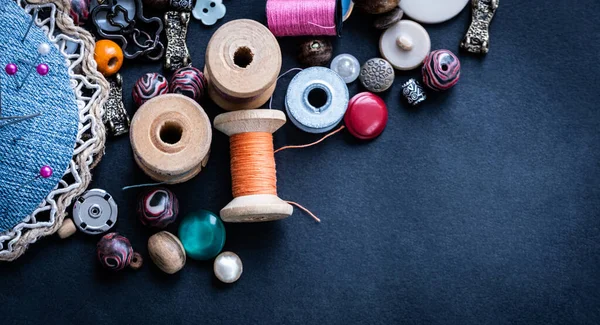 Retro threads and aged buttons — Stock Photo, Image