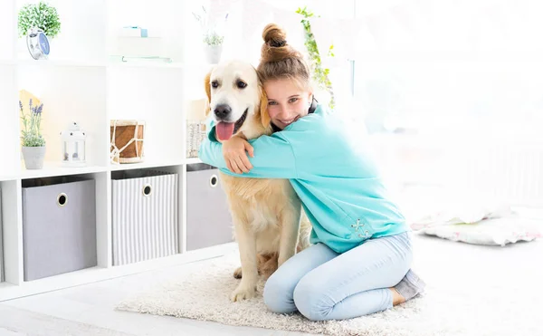 Menina feliz abraçando cão adorável — Fotografia de Stock