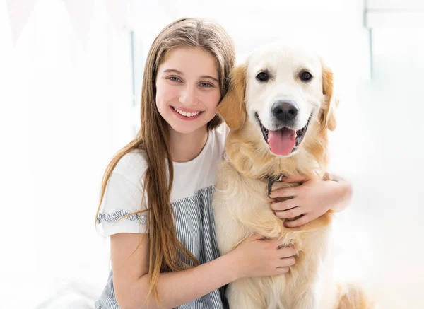 Bastante adolescente chica abrazando hermoso perro — Foto de Stock